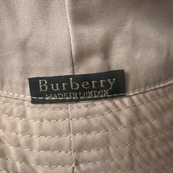 ☔ Burberry Reversible Bucket Hat ☔ - Picture 2 of 9